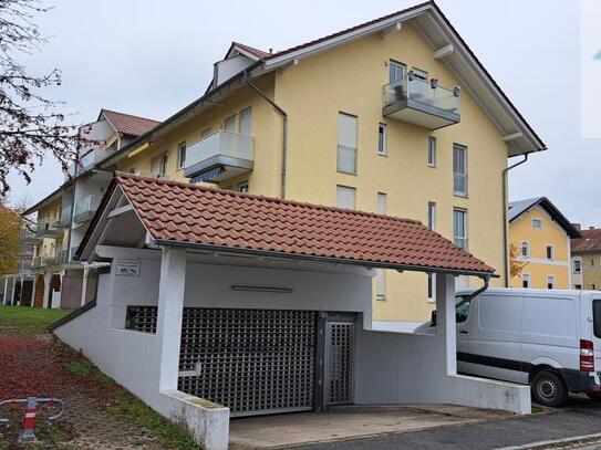 Gepflegte und helle 2 Zimmer Wohnung mit Balkon ( 1. OG ohne Lift), Küche, Flur und Bad sowie Tiefgaragenstellplatz.