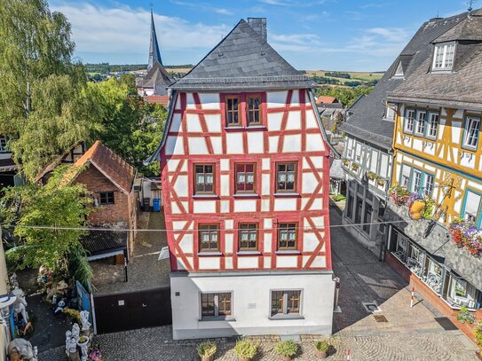 Denkmalgeschütztes Wohnhaus mit Hof und Nebengebäude im Herzen von Bad Camberg