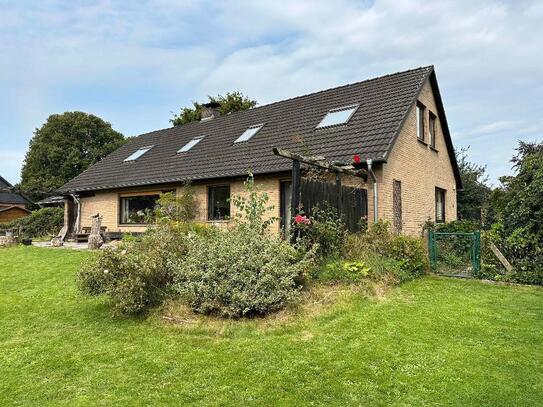 Vollunterkellertes Einfamilienhaus mit großzügiger Einliegerwohnung, im Ortskern von Hagen im Bremischen.