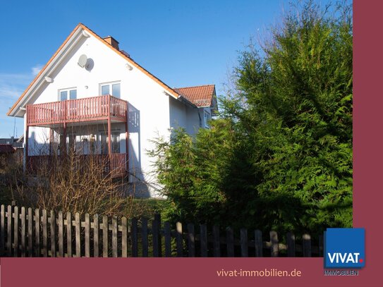 Großes Familienhaus (1-3 WE möglich) mit viel Platz und Komfort. 2 Garagen, 3 Carport-Stellplätze.