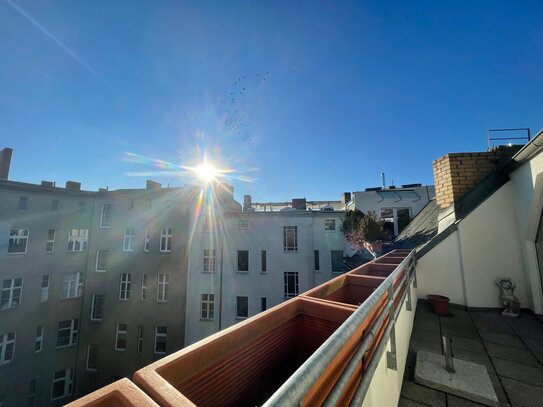 Urbanes Leben im Crellekiez - Industrial Look trifft Wohlfühlatmosphäre mit großem Balkon