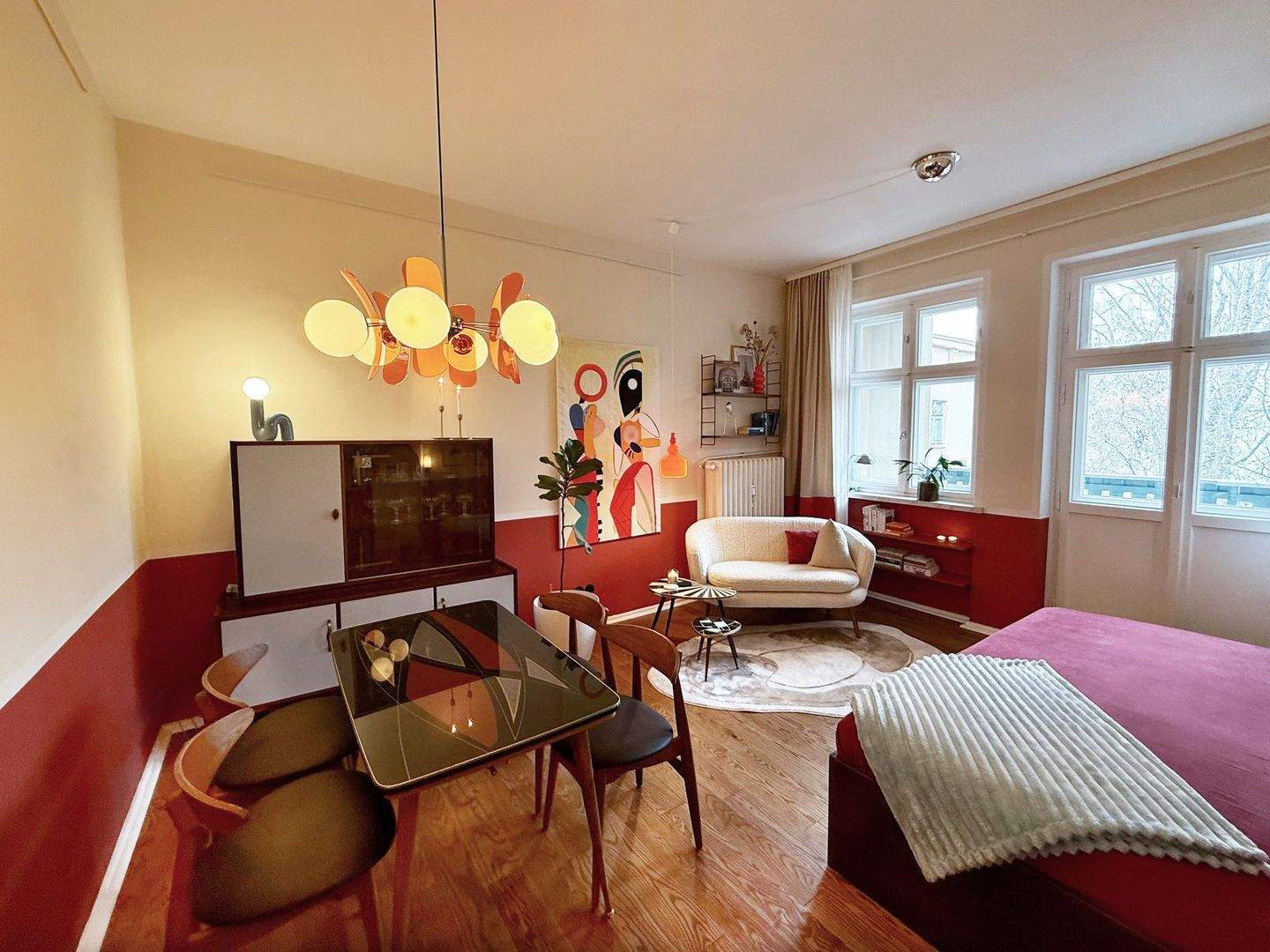 Designorientiertes Wohnen: Vollmöblierte Wohnung mit ruhiger Loggia - Foto 1