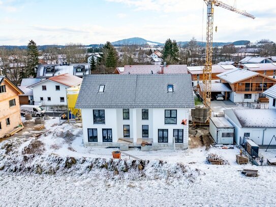 Energieeffizienter Neubau: Nach Süden ausgerichtete Doppelhaushälfte mit Blick auf den Schloßberg