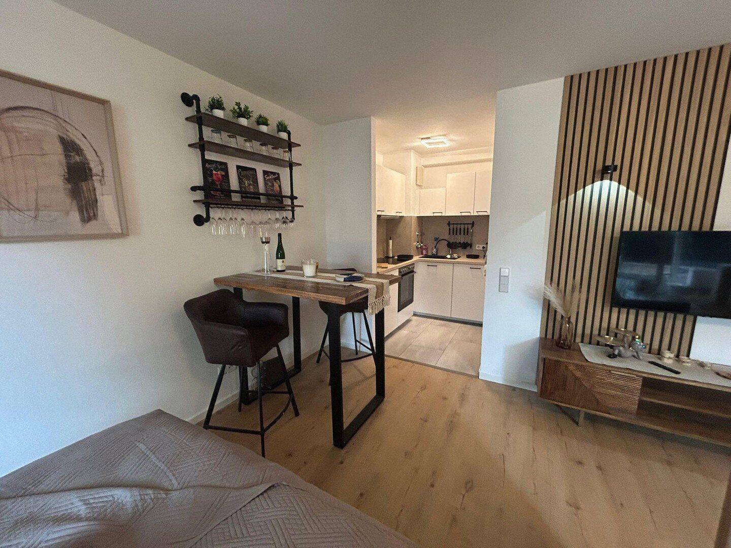 Neu möblierte, frisch renovierte, helle 1-Zi-Whg im Hochparterre mit Balkon und neuer Küche - Photo 1