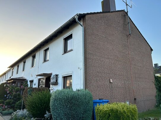 Stark renovierungsbedürftiges Endreihenhaus mit Vollkeller und Garage in ruhiger Lage von Stelle !