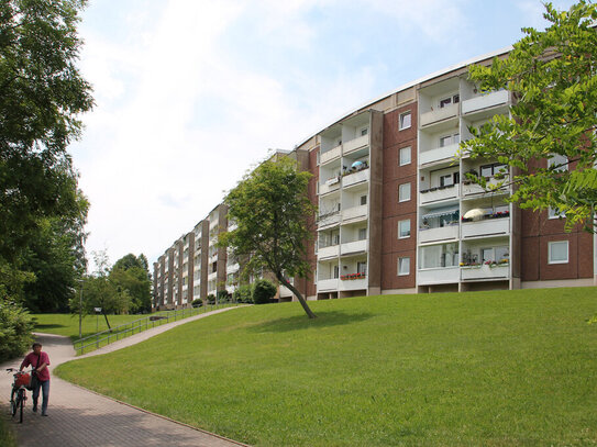 Familienfreundliche 4-Raum-Wohnung in grüner Lage mit Wanne und Balkon