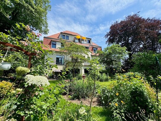 Bezugsfrei am Weißen Hirsch! Lichtdurchflutete 3-Zimmer-Wohnung mit gartenseitigem Balkon!