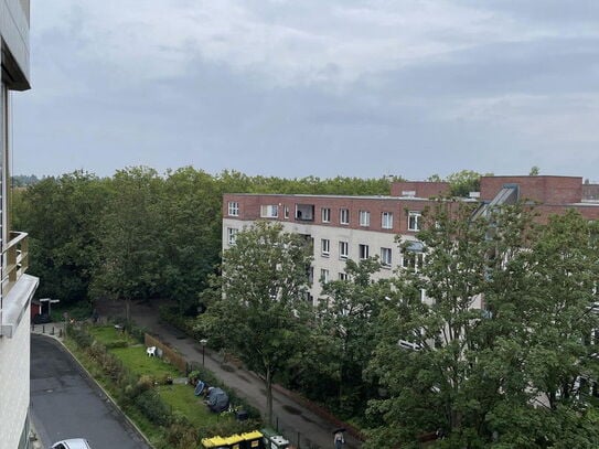 Sehr schöne, sonnige 2-Zimmer Wohnung mit weitreichendem freien Blick über den Dächer von Berlin