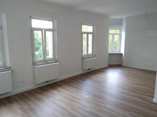 Helle 5,5 Zimmerwohnung in komplett saniertem Altbau mit großem Balkon