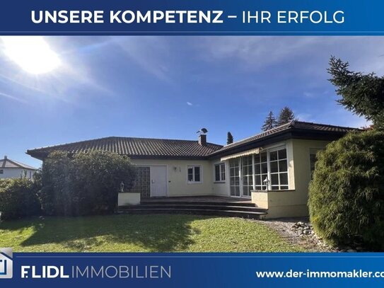 Bungalow mit großem Garten und 3 Garagen