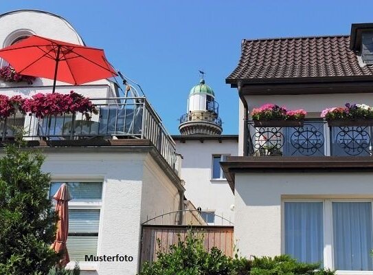 Freistehendes Mehrfamilienhaus mit 3 Wohnungen, Carport und Garage