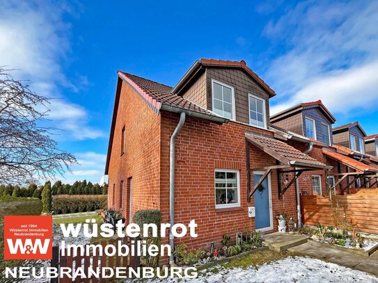 HELLES UND MODERNES REIHENENDHAUS MIT ZWEI GAUBEN + TERRASSE UND GRUNDSTÜCK IN KRÖPELIN