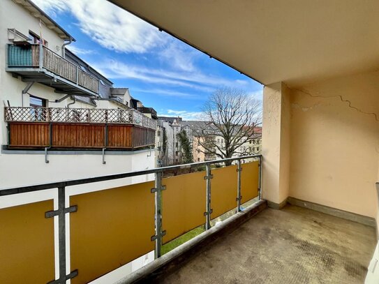 geräumige 4- Raumwohnung mit Balkon, Fahrstuhl und Gäste WC !