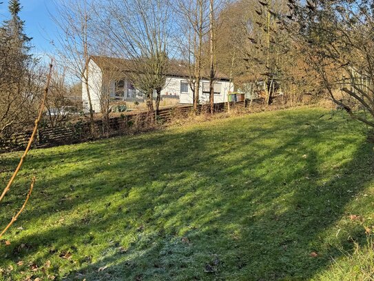 Baugrundstück in ruhiger, zentraler Lage von Königswinter. Hier kann ein Doppelhaus laut Bauvorbescheid errichtet werde…