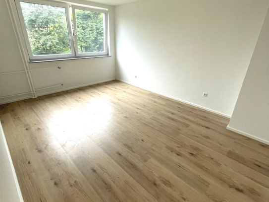 Neu renovierte 3-Zimmer-Wohnung mit Balkon zu vermieten!