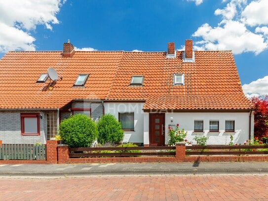 Blick ins Grüne: Charmante Doppelhaushälfte mit Ausbaureserve, Garage, Terrasse und viel Potenzial