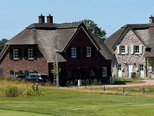 Ihre Reetdachvilla am Meer! Direkt zwischen Golfplatz und Yachthafen