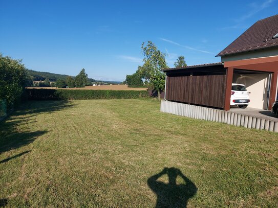 Voll erschlossenes Baugrundstück mit Garage u.Carport