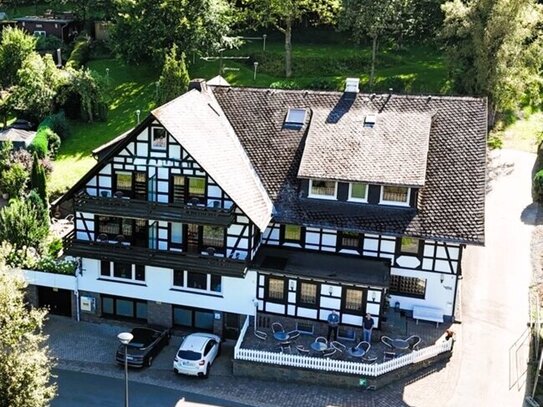 Fachwerk-Gasthof im Sauerland mit 12 Gästezimmer, Eigentumswohnung und großes Grundstück