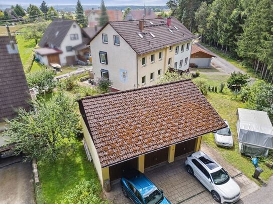 Doppelhaushälfte mit 3 Wohnungen, Garten und großer Garage in Königsfeld