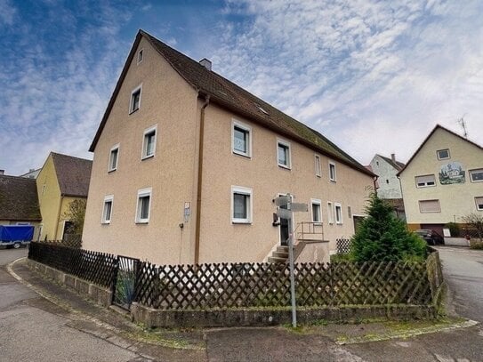 Gut geschnittenes Zweifamilienhaus im Ortskern von Weinberg.