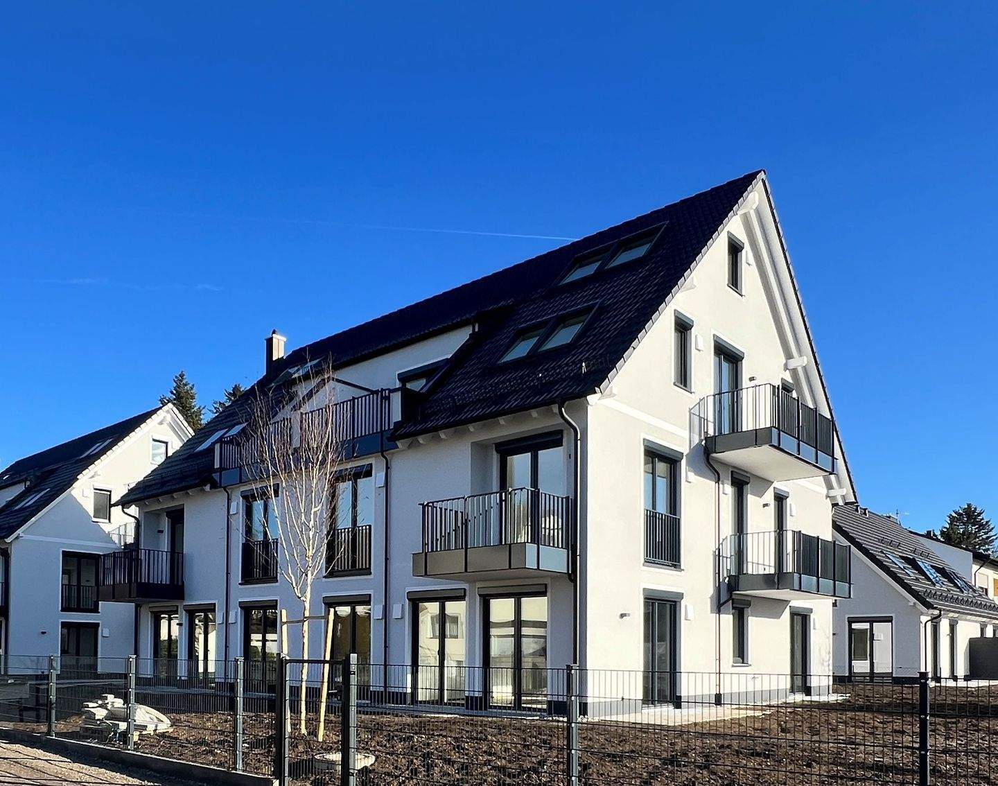 IN KÜRZE BEZUGSFERTIG: Gemütliche NEUBAU-Dachgeschosswohnung mit Hobbyraum im Speichergeschoss, Terrasse und Balkon