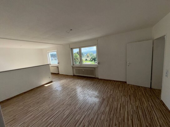 4,5 Zimmer Wohnung mit Balkon und Stellplatz