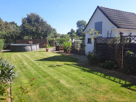 "Ein Garten zum Verlieben!" Charmantes Einfamilienhaus mit moderner Einbauküche, Garten, Außenpool, Teich und Carport