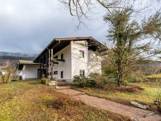 Perle im Dornröschenschlaf für die ganze Familie | über 1500 m² Grundstück, 8 Zimmer & Naturidylle