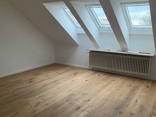 +++ Top sanierte Dachgeschoss Wohnung, neues Badezimmer mit Tageslicht, neue Elektrik, hochwertiger Fussboden u.v. mehr…