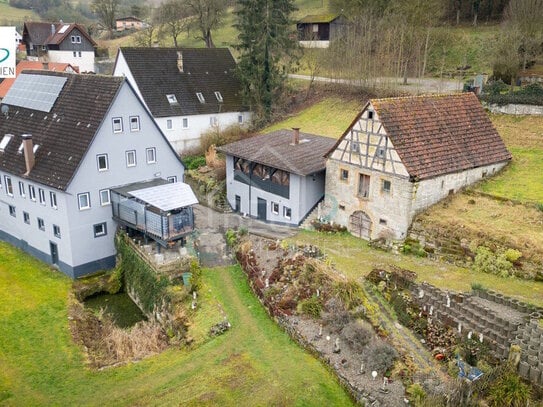 Einzigartiges Anwesen mit Nebengebäuden und weitläufiger Grünfläche