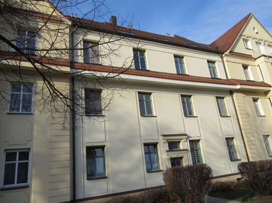 Schöne Wohnung in Denkmalschutzobjekt mit neuer Einbauküche, Stellplatz und Balkon