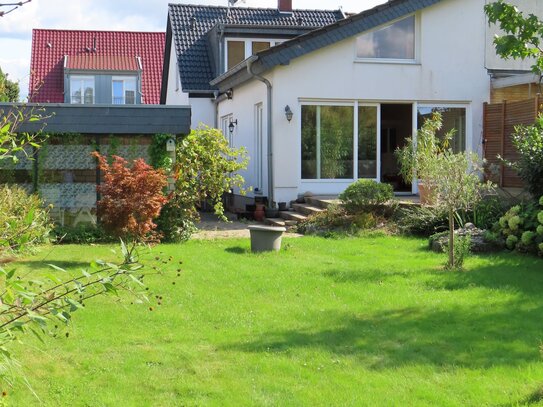 Halbseitig angebautes Einfamilienhaus mit großem Garten und Sommerküche - Grün und ruhig - 5km von DÜ-Zentrum!