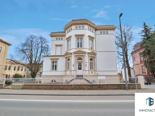 schöne 2 Zimmer Wohnung in sanierter denkmalgeschützter Stadtvilla!