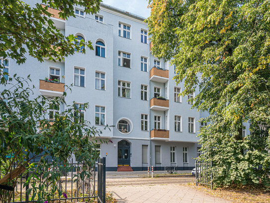 Direkt am Weigandufer - bezugsfertige 2-Zi-Altbauwohnung in Neukölln