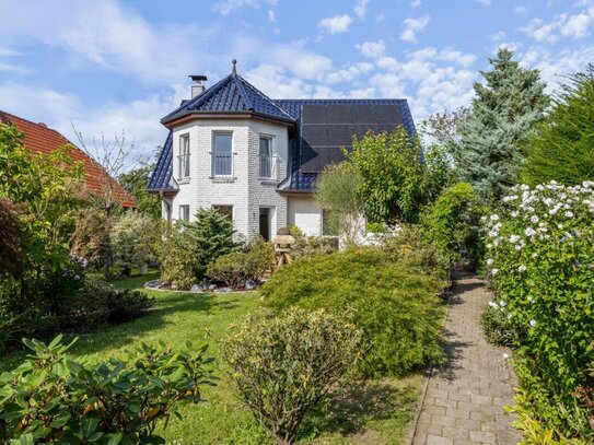 Wohnen im Traumhaus mit wunderschöner Gartenoase, Kachelofenkamin und Solarstromanlage