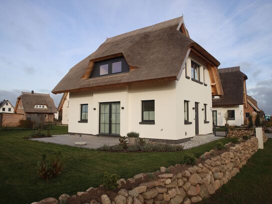 Reetdach Haus Meeresbrise: Eine Perle am Meer auf Rügen