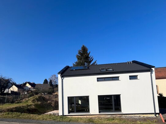 Neues energieeffizientes Architektenhaus in sonniger Lage! Sofort verfügbar!