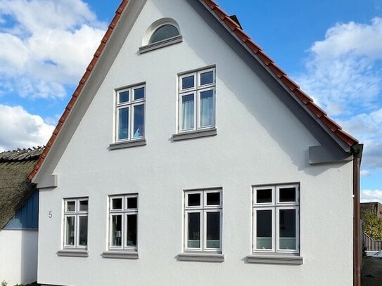 Stilvolles Haus im historischen Dorfkern von Maasholm mit Baufeld