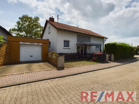 Hier fühlt sich die Familie wohl - 2 Familienhaus mit Garten und 2 Garagen in ruhiger Lage