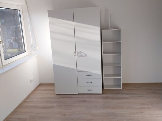 ERSTBEZUG - NEU RENOVIERTE - 8er WG *Möblierte Zimmer Zi.2*