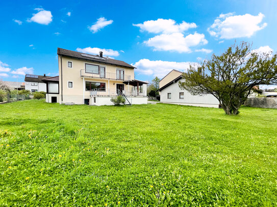 Einfamilienhaus + Bungalow + großem Garten = Familientraum!