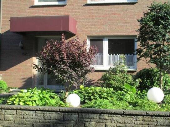 Schöne DHH in ruhiger Siedlung! 4 ZKB, WC, Teilkeller, Garage und kleiner Garten!