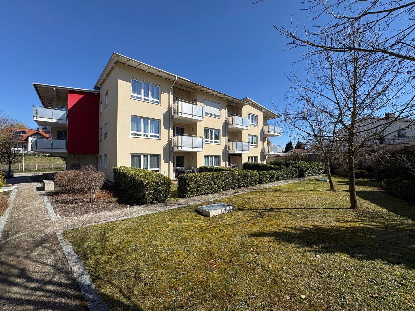                                                               Barrierefreie 2-Zi.-Wohnung mit Balkon und Tiefgaragenstellplatz                                                       in Velden (Landshut)