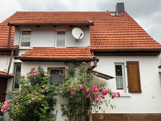 Schönes Einfamilienhaus mit Nebengelass und Garten