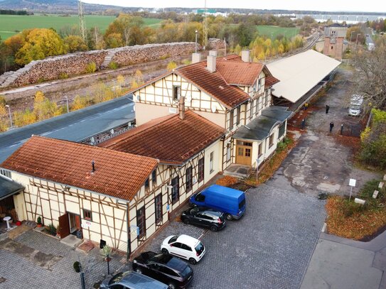 Bahnhofsgebäude mit Wohnungen, Bistro und Güterschuppen zu verkaufen