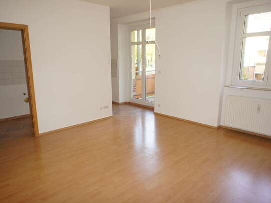 2.OG / halboffene Küche / Bad mit Fenster + Balkon !