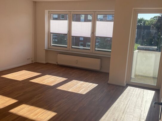 Helle, geräumige 3-Zimmer Wohnung mit Balkon