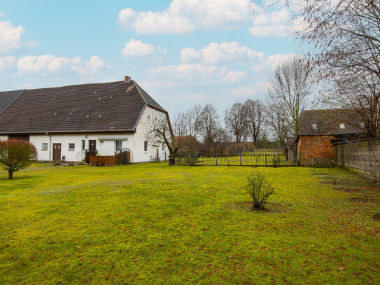 Landhaushälfte mit Scheune in Tessenow