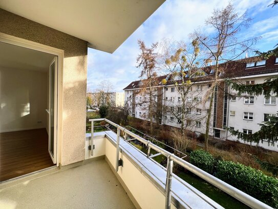 komplett SANIERT + sofort FREI + 2,5 Zimmer-Wohnung + EBK + Süd-Loggia in Lankwitz + Fensterbad